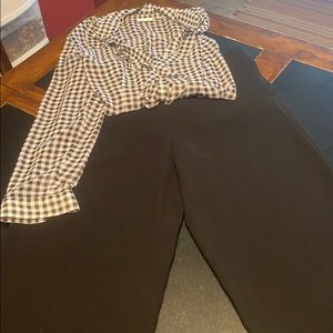 Side Zipped capris w/black & white ruffle blouse